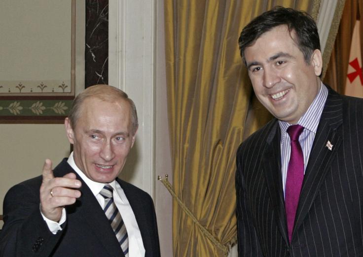 Ruski predsednik Vladimir Putin in gruzijski predsednik Mihail Sakašvili leta 2008. Fotografija je nastala pol leta pred ruskim napadom na Gruzijo avgusta 2008. Rusija je takrat Gruzijo lažno obtožila izvajanja genocida in nasilja nad prebivalstvom Južne Osetije, regije v Gruziji, ki se razglaša za neodvisno republiko, a jo kot tako priznava le peščica držav vključno z Rusijo, Venezuelo in Sirijo.  | Foto: Reuters