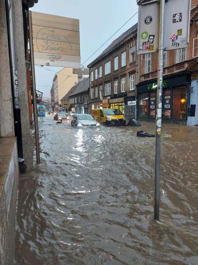Na fotografijah in posnetkih na spletu je videti poplavljene ulice in uničena vozila. | Foto: MUP/STA