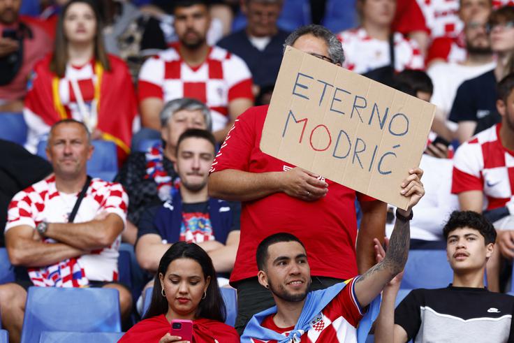 Hrvate je v Rotterdamu po ocenah hrvaških medijev spremljalo več kot 30.000 navijačev. | Foto: Reuters