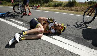 Tour zapušča tudi Cancellara! Pri padcu si je zlomil vretenci v spodnjem delu hrbta.