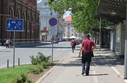 Rom napadel mestnega redarja, uporabil tudi solzivec