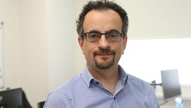 Britanski veleposlanik Jon Benjamin zaradi incidenta s puško ostal brez položaja #video