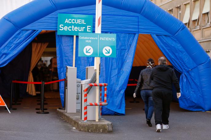 Švica | Pred univerzitetnim kliničnim centrom v Ženevi so postavili šotor za testiranje za koronavirus. | Foto Reuters