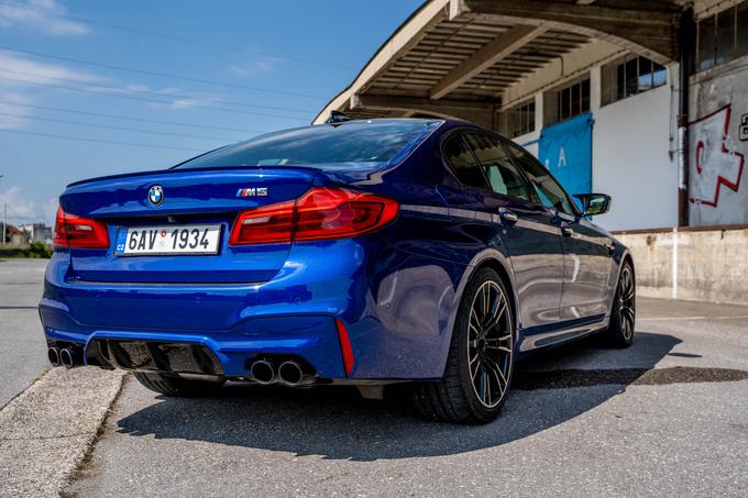 Če ne bi bil vpadljivo modre barve, BMW M5 kljub izraziti športnosti na cesti ni tako kričeče opazen. | Foto: plac.siol.net