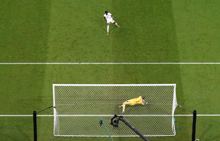 Thibaut Courtois je v deseti minuti ubranil 11-metrovko Alphonsu Daviesu. | Foto: Reuters