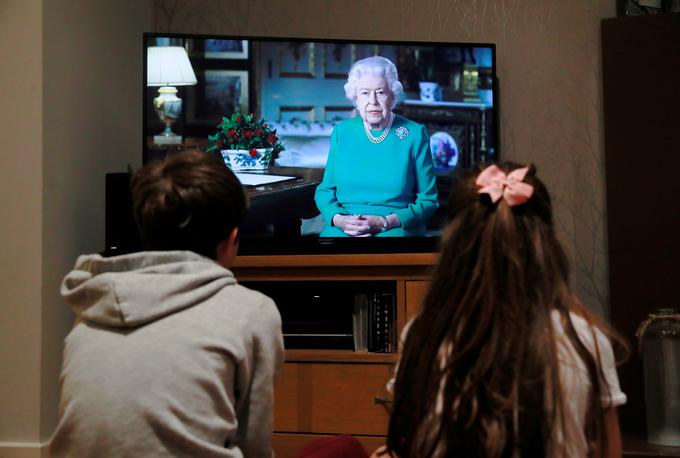 To je bil kraljičin četrti izredni nagovor v 68 letih na britanskem prestolu.  | Foto: Reuters