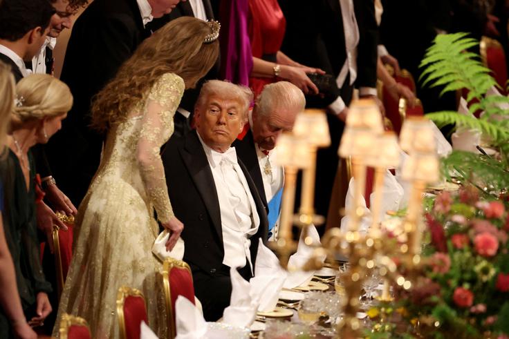 Donald Trump je sedel med kraljem Karlom III. in princeso Catherine. | Foto: Reuters