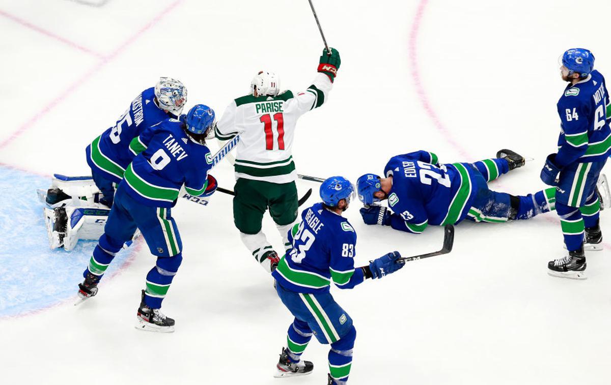 Minnesota Parise | Zach Parise (Minnesota) se veseli, hokejisti Vancouvra pa ne skrivajo razočaranja po prepričljivem porazu. | Foto Guliver/Getty Images