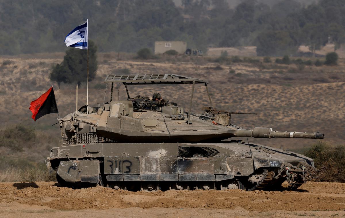 izraelska vojska, izraelski tank | Hamasova vlada na območju Gaze je operacijo obsodila, češ da je vdor v bolnišnico s tanki, droni, orožjem in streljanjem vojni zločin in kršitev mednarodnega humanitarnega prava. | Foto Reuters