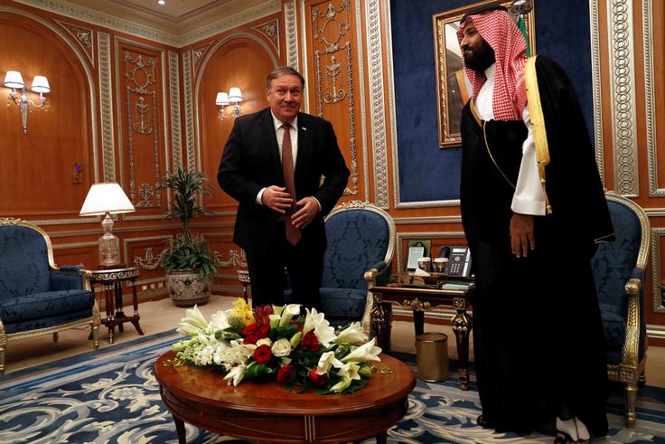 Časopis dodaja, da je najboljša metafora za Pompeovo diplomacijo to, kar so novinarji videli pred savdskim konzulatom v Istanbulu - čistilno ekipo z vedri, čistili in metlami za brisanje. | Foto: Reuters