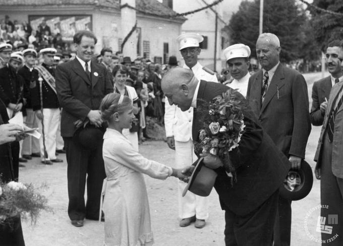 Korošec je leta 1917, ko je umrl Janez Evangelist Krek, postal voditelj Slovenske ljudske stranke (SLS). SLS, ki je med letoma 1909 in 1920 uporabljala ime Vseslovenska ljudska stranka in ki je bila leta 1929 tako kot druge stranke po uvedbi kraljeve diktature prepovedana. Formalno se SLS v Jugoslaviji ni več obnovila, je pa njena strankarska mreža s Korošcem na čelu sodelovala pri ustanovitvi Jugoslovanske radikalne zajednice (JRZ). Oktroirana (tj. vsiljena) kraljeva ustava iz leta 1931 namreč ni dovoljevala ponovne ustanovitve "plemenskih" strank, ampak so morale v skladu z jugoslovanskim unitarizmom to biti vsedržavne stranke. JRZ je bila uradno ustanovljena leta 1936 in je v glavnem združevala nekdanjo SLS, tj. slovenski katoliški tabor, srbske radikalce in jugoslovanske muslimane. | Foto: neznan, hrani: Muzej novejše zgodovine Slovenije