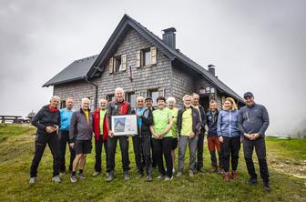 Podelili smo plaketi Krekovi koči na Ratitovcu in Lavričevi koči na Gradišču
