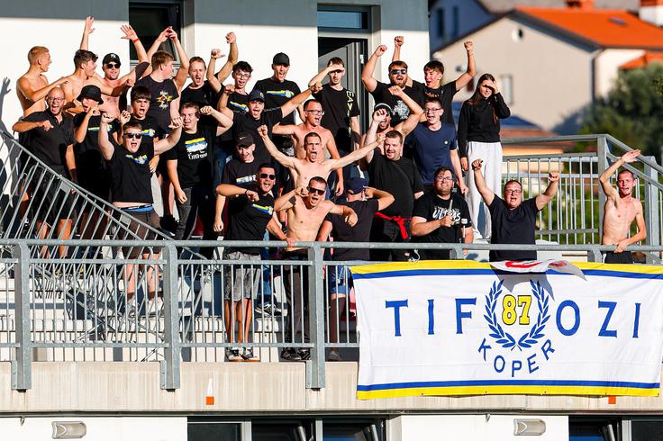 Navijači Kopra so se razveselil vodstva proti Nafti že po dobri minuti! | Foto: Aleš Fevžer