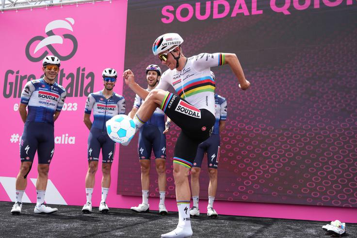 Remco Evenepoel je na štartu v Neaplju pokazal razkošno nogometno znanje. | Foto: Gian Mattia D'Alberto / LaPresse/Sipa USA via Reuters Connect