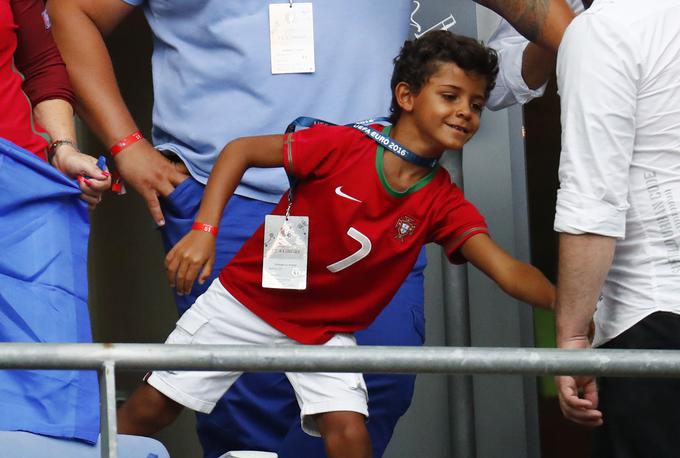 Bo mlademu Cristianu Ronaldu nekoč uspelo to, kar očetu še ni, osvojiti naslov svetovnega prvaka? | Foto: Reuters
