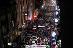 Več tisoč ljudi proti Vučiću napolnilo Beograd