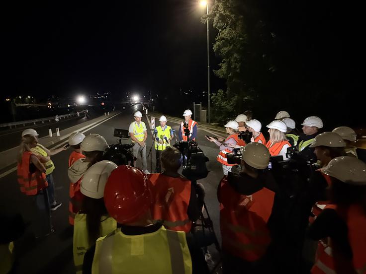 "Slovenska javnost je bila v preteklih dneh pod vtisom pričakovanj, kaj se bo zgodilo z menjavo vlade, tudi na področju del na našem avtocestnem križu. Že ob zaslišanju sem dejal, da bom kot novi minister za infrastrukturo naredil vse, kar je v moji moči, da se bodo dela na avtocesti izvajala tudi ponoči in v še večjem obsegu ob svetlem delu dneva," je ob začetku nočne izmene na gradbišču avtocestnega odseka pri Postojni danes dejal infrastrukturni minister Jernej Vrtovec. | Foto: Jernej Vrtovec X