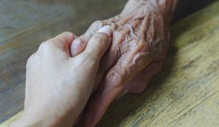 V zdravniških vrstah ponovno zavrnili očitke glede oskrbe starejših #video