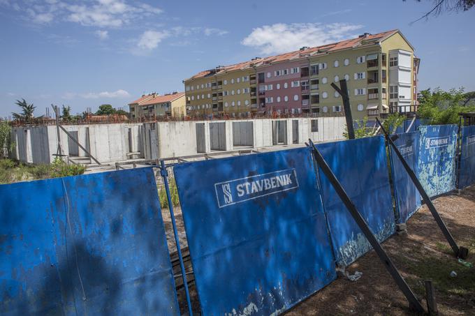"Lahko je cena navidezno ugodna, a če se na trgu hkrati pojavi prevelika količina stanovanj, je lahko to za marsikaterega investitorja pogubno," opozarja podjetnik Gašpar Gašpar Mišič. | Foto: Matej Leskovšek