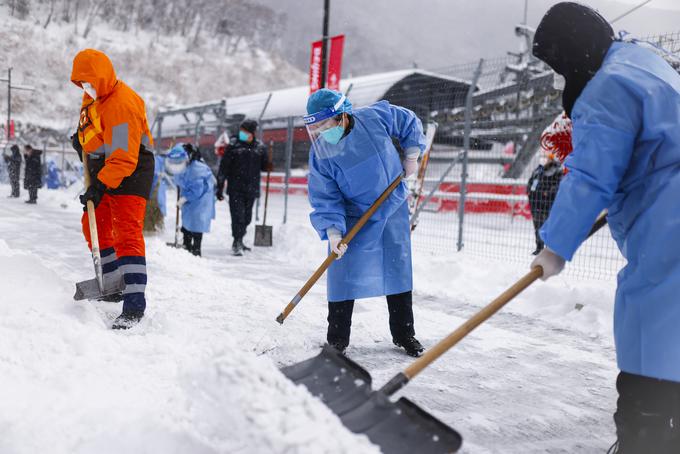 čištilci snega Peking 2022 | Foto: Anže Malovrh/STA