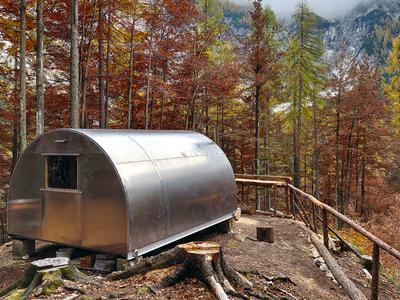 Iz odpadnih pločevink zrasel gorski bivak pod Akom