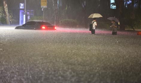 Neurja in poplave v Južni Koreji zahtevale najmanj sedem življenj #foto #video