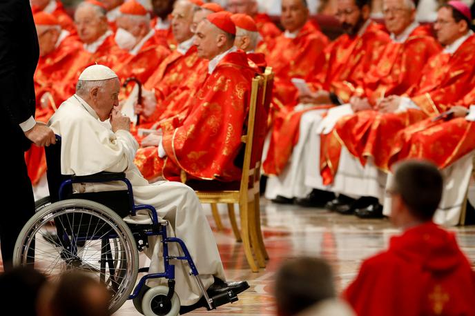 Papež Frančišek | Prvič se je o morebitni upokojitvi 85-letnega papeža glasneje govorilo na začetku maja, ko se je v javnosti pojavil na invalidskem vozičku. Uradni razlog za to je bila manjša operacija kolena. | Foto Reuters