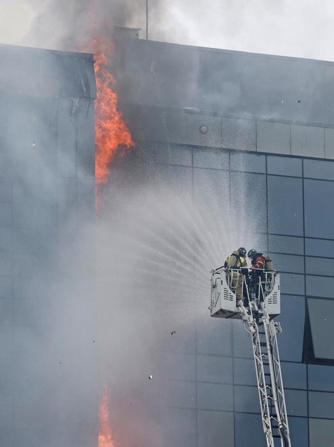 Pri gašenju požara sodeluje več kot 180 gasilcev in 41 enot s posebno opremo, so še sporočili z ministrstva.  | Foto: Reuters