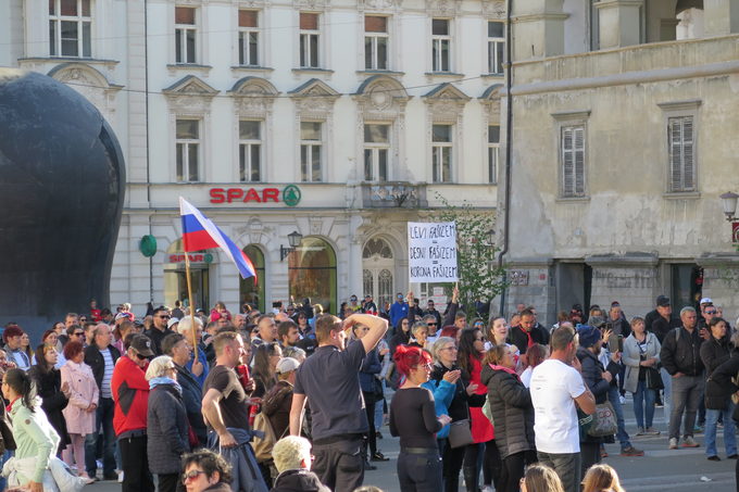 Po prvih podatkih Policijske uprave Maribor se je neprijavljenega shoda, ki je bil sklican prek spletnih družbenih omrežij, udeležilo okoli 400 ljudi. | Foto: STA ,