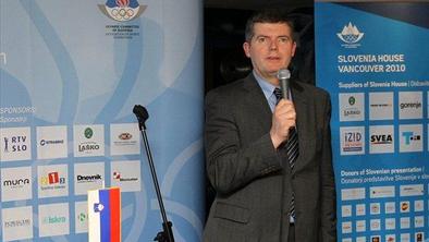 Športnik proti diplomatu na nevtralnem terenu