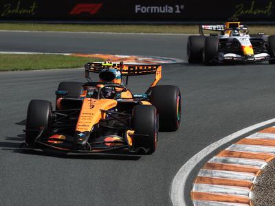 Preganjal jih je dež! Lando Norris naredil prvi del naloge za zmago.