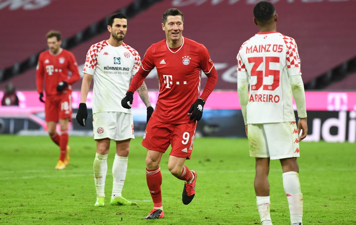 Robert Lewandowski | Robert Lewandowski je v tej sezoni bundeslige zabil že 19 golov, z dvema je v nedeljo pomagal Bayernu do zmage nad Mainzem. | Foto Reuters