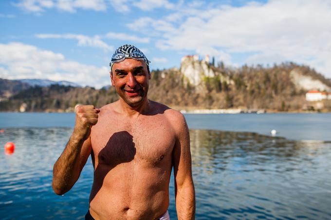 Plavalnega izziva se je lotil tudi nekdanji veslač, dobitnik bronaste olimpijske medalje iz Barcelone 1992 Denis Žvegelj. Danes je v jezeru pozimi plaval sploh prvič, nastopil pa je na vseh štirih razdaljah. Najboljši je bil na 25 in 50 metrov prsno, kjer je zasedel peto mesto. "Vse skupaj poteka tako hitro, da nimaš časa občutiti mraza," je hladno dogodivščino opisal 45-letni Žvegelj, ki se že tri leta prehranjuje vegansko. Posveča se predvsem vodenju veganske restavracije v Ljubljani, napovedal pa je tudi nastop na letošnjem svetovnem veteranskem prvenstvu v veslanju. V družbi olimpijcev Janija Klemenčiča, Milana Janše in Sadika Mujkića bo nastopil v četvercu. | Foto: Grega Valančič/Sportida