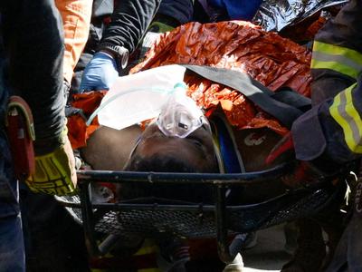 V Venezueli osem dni po potresih izpod ruševin potegnili preživelega