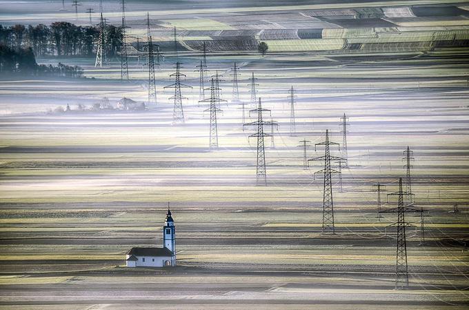 Cerkev na poljih Sorškega polja. Foto: Andrej Tarfila | Foto: 