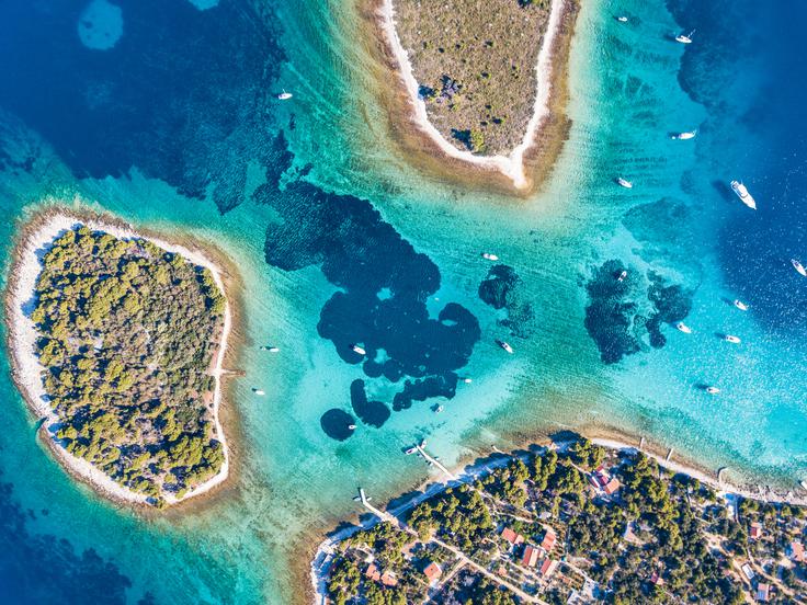 Na otokih najdemo značilne kamnite hiše z rdečimi strehami. | Foto: Shutterstock
