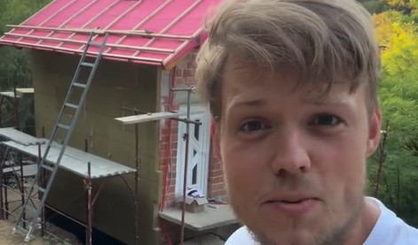 Ameriški vplivnež že dva meseca obnavlja hišo, ki jo je kupil za pet tisoč evrov: tako je videti danes