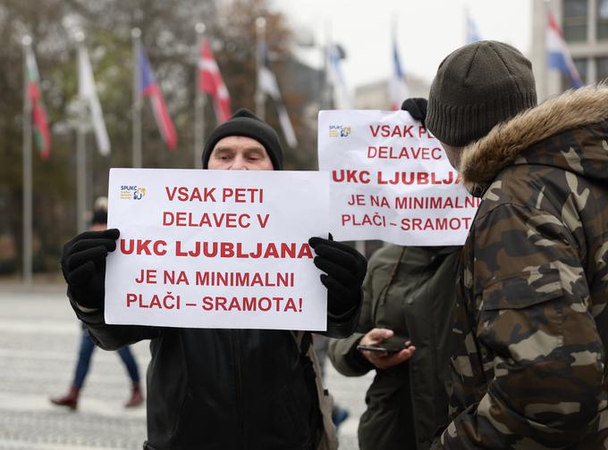 Protestniki, opremljeni s sindikalnimi zastavami, piščalkami in transparenti, so se najprej zbrali na Trgu republike, od koder so se peš odpravili pred poslopje vlade. | Foto: Ana Kovač