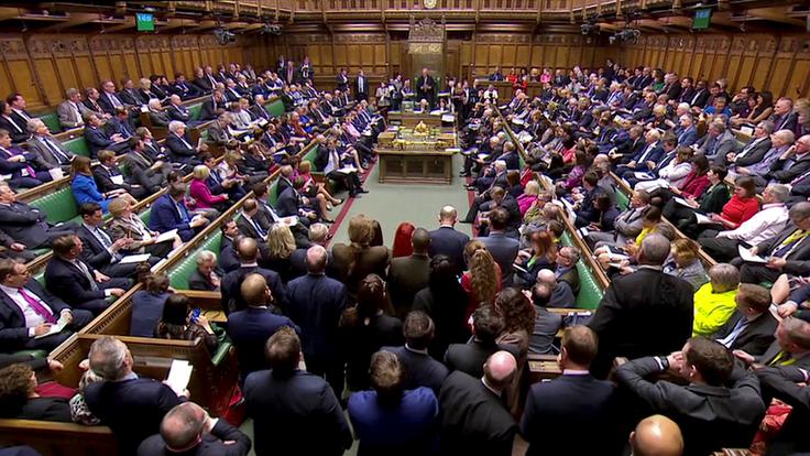 Čas se izteka, saj bo 10. aprila izredni vrh EU o brexitu, 12. aprila pa se bo zgodil brexit brez dogovora, če Mayeva do takrat Uniji ne bo poslala prošnje za daljšo preložitev brexita. | Foto: Reuters