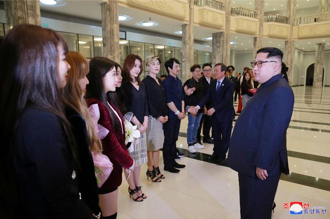 Po koncertu je južnokorejske zvezdnike sprejel Kim Džong-un, med njimi so bile tudi članice skupine Red Velvet. | Foto: Reuters