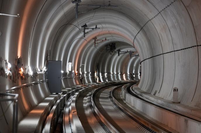 Železniški tir Divača - Koper | Ministrica za infrastrukturo Alenka Bratušek je povedala, da projekt drugega tira kljub številnim tehničnim izzivom, ki so se zgodili pri gradnji ter so zahtevali velika časovna in finančna prilagajanja, ostaja znotraj ocenjene finančne vrednosti iz prvega investicijskega programa, ki ga je podpisala leta 2019, sicer je pri 1,11 milijarde evrov. | Foto STA