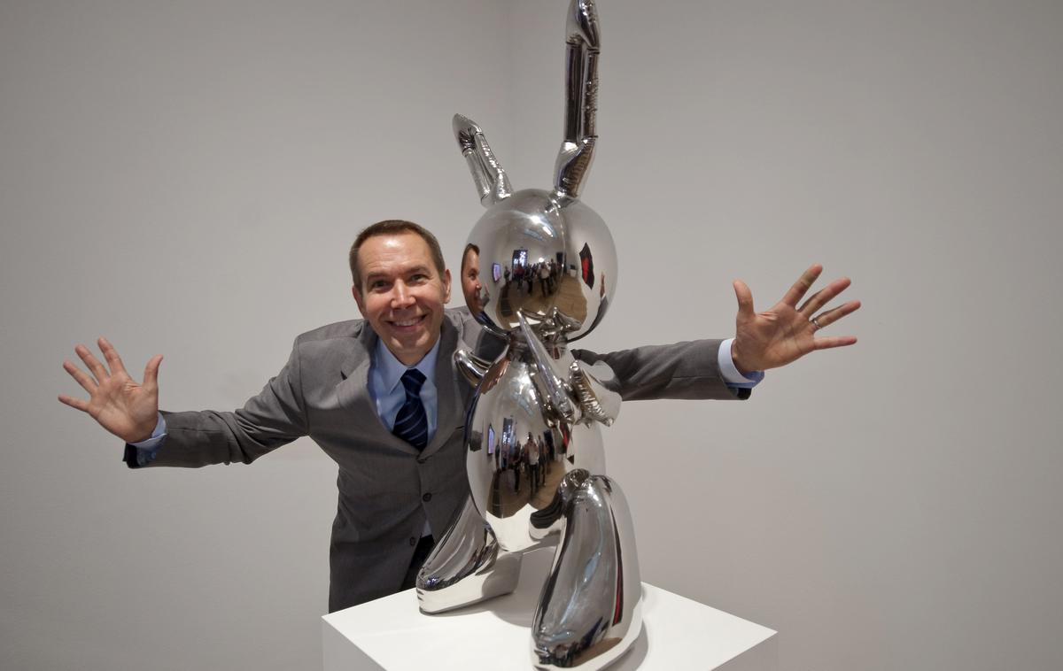 Jeff Koons | Igriv zajec avtorja Jeffa Koonsa (na fotografiji) iz nerjavečega jekla iz leta 1986, ki velja za eno od najbolj znanih umetniških del 20. stoletja, je bil prodan nad pričakovanji.  | Foto Reuters