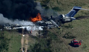 V Teksasu strmoglavilo in zagorelo letalo, vseh 21 potnikov preživelo