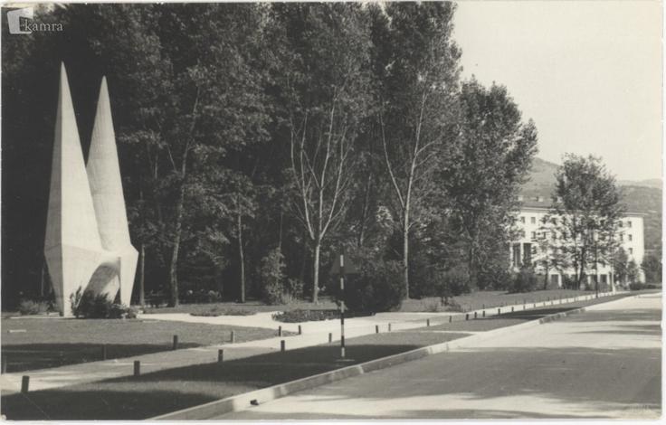 V Novi Gorici so leta 1960 v spomin na pilota in letalskega konstruktorja Edvarda Rusjana postavili spomenik. 10,5 metra visok kip v podobi Ikarja, katerega načrt je izdelal kipar Janez Lenassi, stoji na Rusjanovem trgu ob Erjavčevi ulici v Novi Gorici. V neposredni bližini stoji Eda center – stanovanjsko-poslovni objekt, ki so ga poimenovali po modelih letal bratov Rusjan. | Foto: Kamra.si