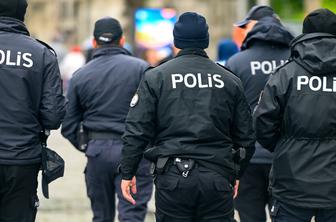 Streljanje pred šolo: mladoletnik ranil 11 dijakov