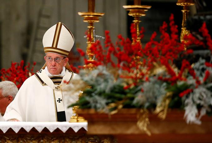 Tradicionalna maša je potekala v Vatikanu, daroval pa jo je papež Frančišek. | Foto: Reuters
