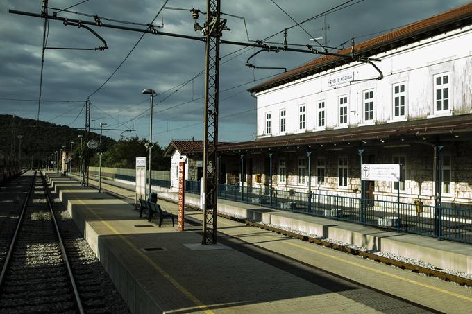 Trst je imel nekoč neposredno železniško povezavo s Puljem, a so odsek do postaje Hrpelje - Kozina leta 1959 ukinili. Danes je postaja Hrpelje - Kozina prenovljena in posodobljena. | Foto: Ana Kovač