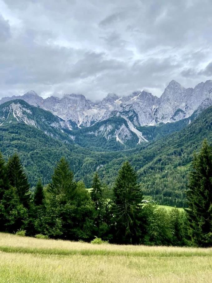 Mogočna kulisa Martuljške skupine. Od Kranjske gore do Mojstrane. | Foto: Urška Uranjek