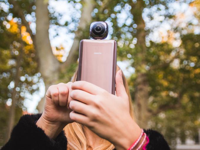 Huawei Mate 10 Pro skupaj s 360-stopinjsko kamero, ta bo darilo za vse, ki  si bodo Huaweijev najboljši pametni telefon doslej priskrbeli v prednaročilu. | Foto: 