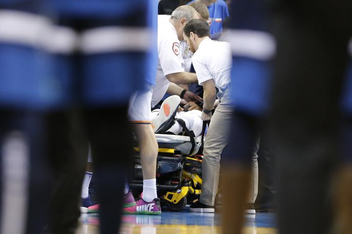 Nerlens Noel | Nerlensa Noela so po padcu prepeljali v bolnišnico. | Foto Reuters